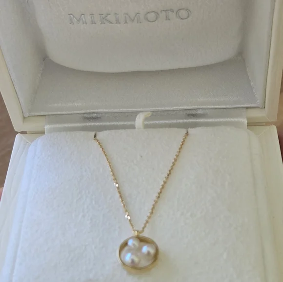 Beatiful Mikimoto 18k Gold 3 Pearl Necklace - Picture 1 of 7